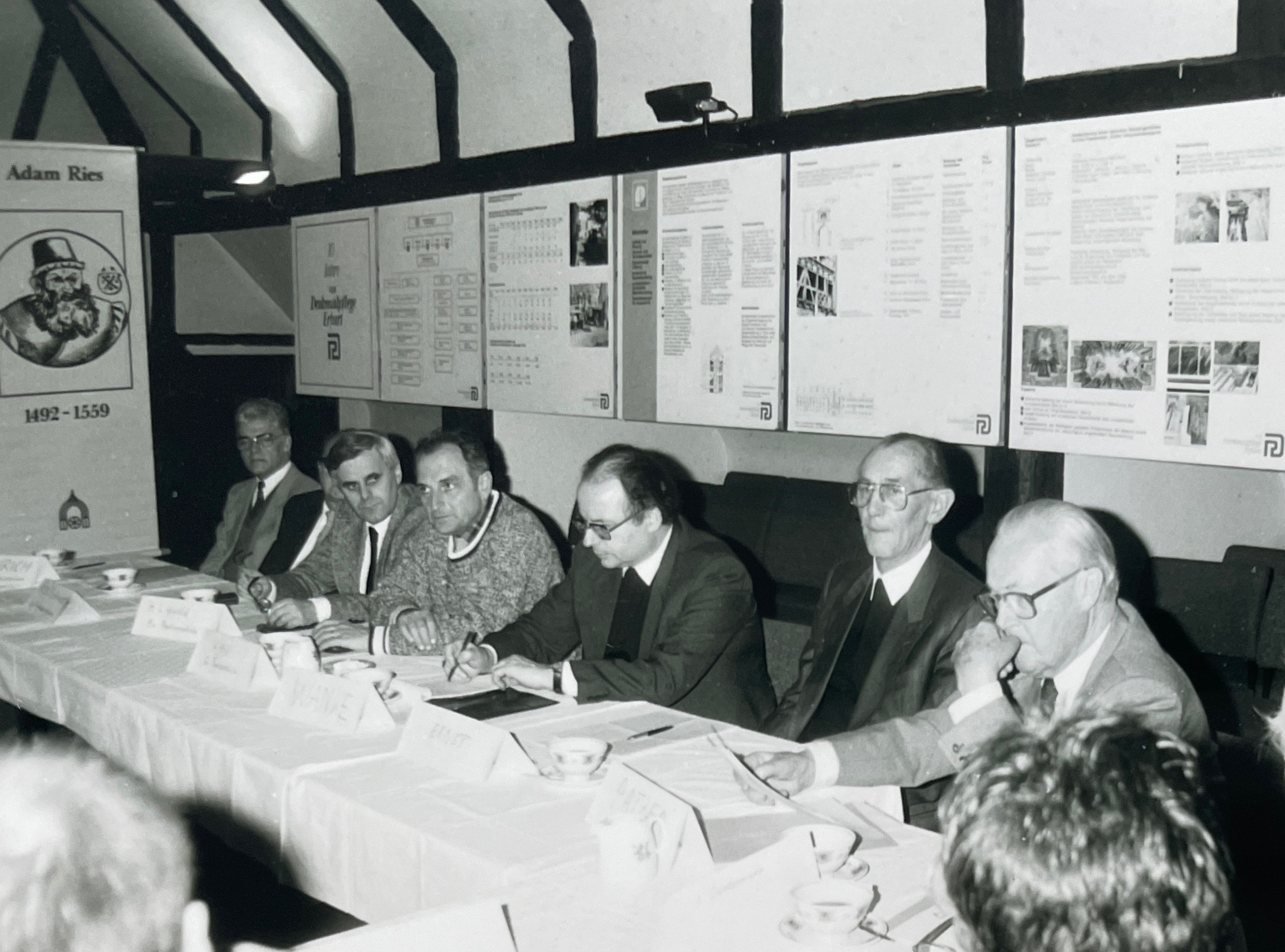 Das Foto zeigt Joachim Wanke am 9. März 1990 zusammen mit weiteren Erstunterzeichnern im Rahmen der Diskussion um einen Text für den Aufruf zur Wiedergründung der Alten Universität Erfurt als Europäische Universität.